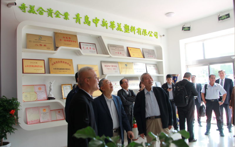 熱烈歡迎奇美實(shí)業(yè)許春華董事長一行蒞臨青島中新華美視察指導(dǎo)
