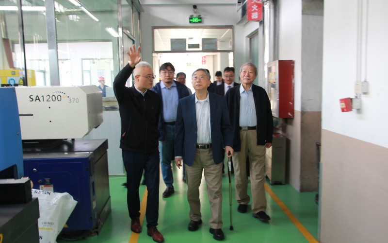 奇美實業(yè)許春華董事長參觀研發(fā)車間