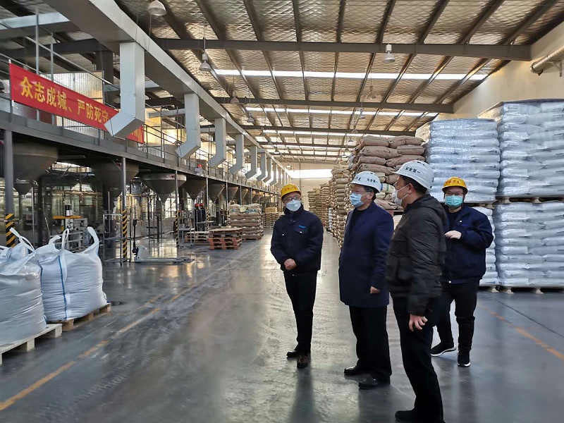 城陽(yáng)區(qū)工信局領(lǐng)導(dǎo)現(xiàn)場(chǎng)講解有關(guān)惠企政策