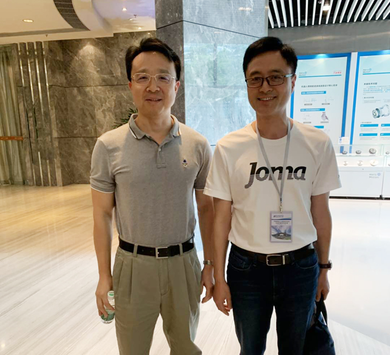 中新華美總經(jīng)理王東先生并與大族激光科技產(chǎn)業(yè)集團股份有限公司董事長助理、監(jiān)事會主席王磊先生進行合影留念。