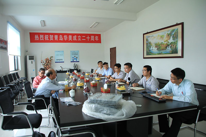 公司副董事長、臺灣奇美研發(fā)總處薛東弼副總經(jīng)理做技術(shù)指導(dǎo)