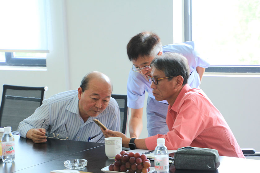 公司副董事長、臺灣奇美研發(fā)總處薛東弼副總經(jīng)理做技術(shù)指導(dǎo)